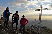 04 Alla croce di vetta della Cornagera (1311 m)